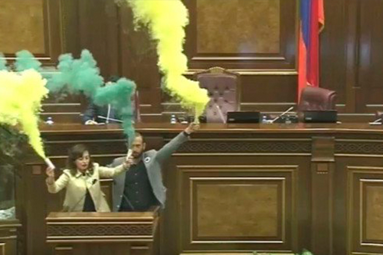 Ermənistan parlamenti tüstü içində – VİDEO+FOTO