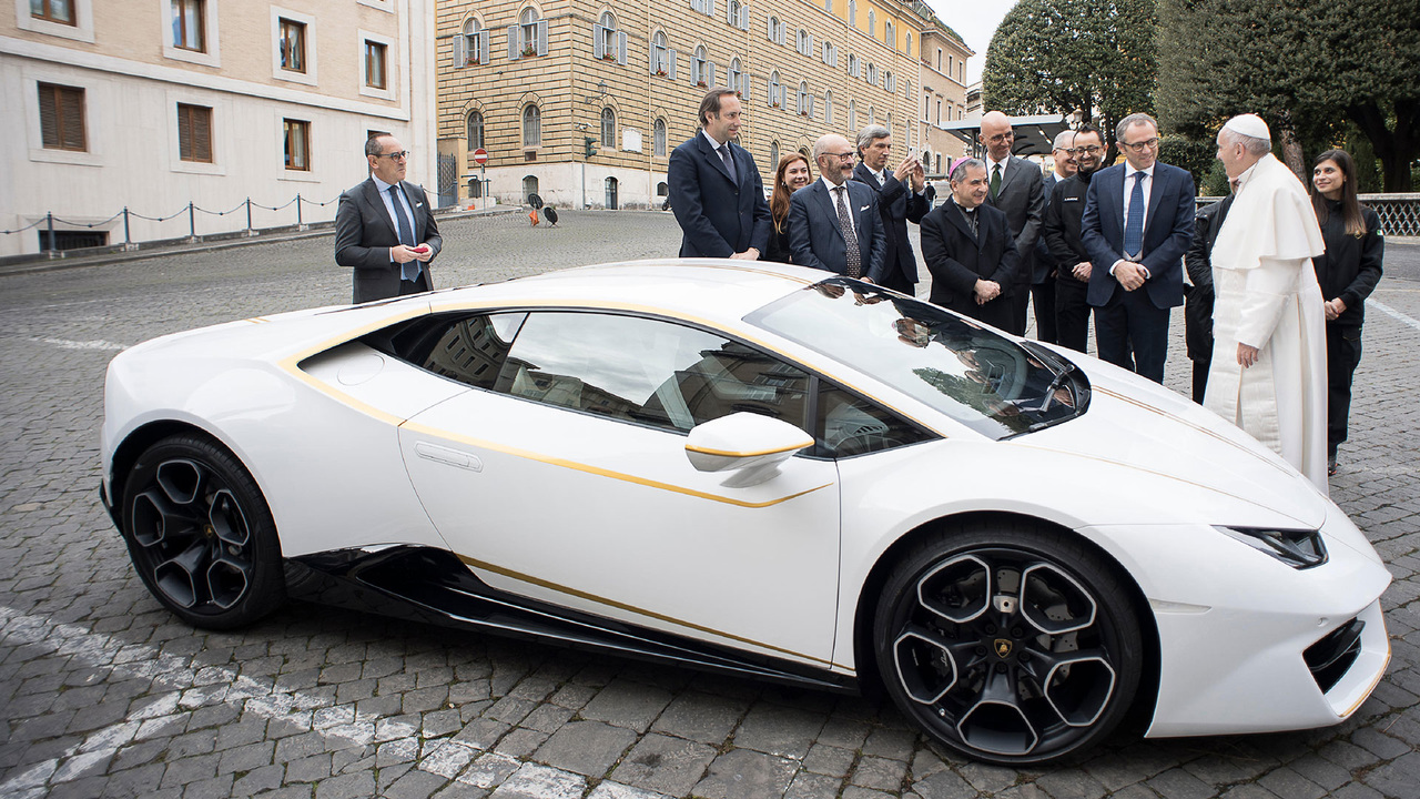 Roma Papası “Lamborghini”sini satır – FOTO