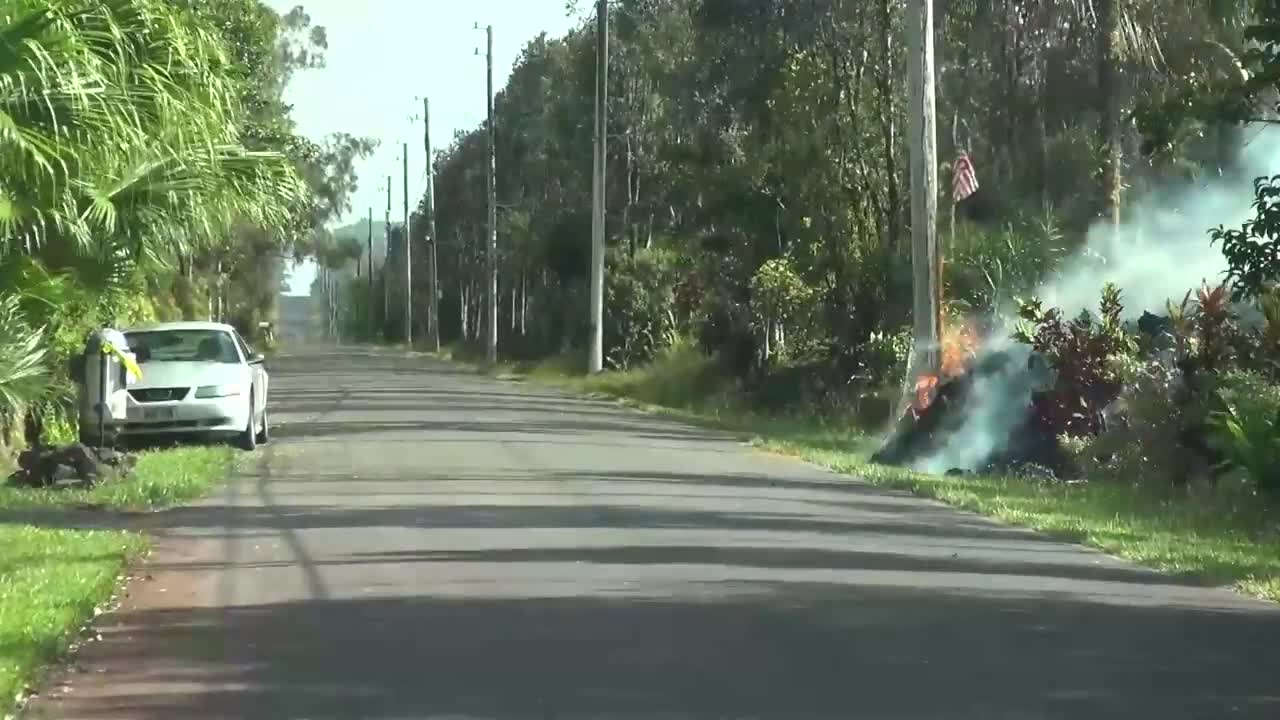 Dəhşətli görüntülər: Lava axını yoldakı avtomobili məhv etdi