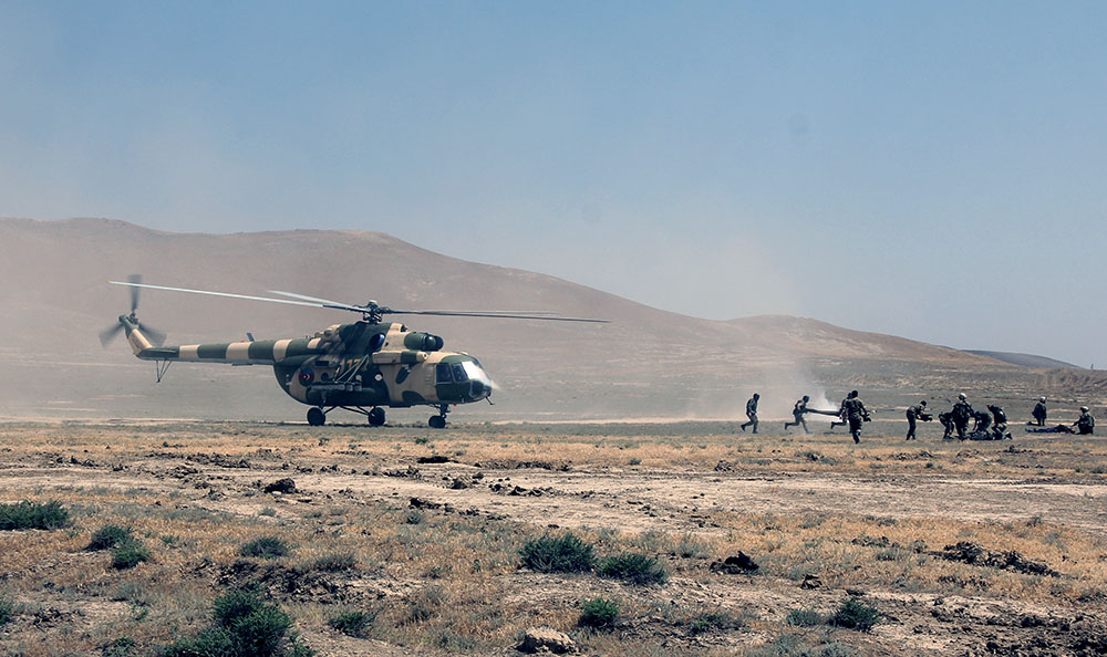 NATO rəsmisi Azərbaycan Ordusunun kəşfiyyat bölüyünün təlimini izlədi
