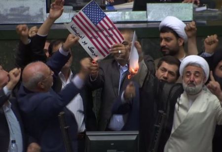 Qalmaqal böyüyür: deputatlar ABŞ bayrağını yandırdı