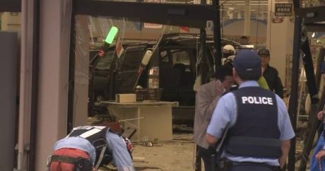 Avtomobil supermarketə girdi: 14 yaralı – VİDEO