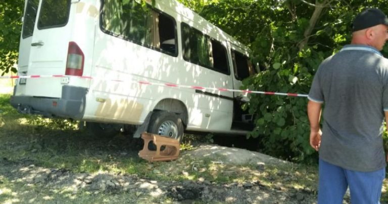 Qaxda mikroavtobus “KamAZ”la toqquşdu: Ölən və yaralananlar var – FOTO/VİDEO