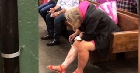 Qadın sərnişin metroda ayaqlarını qırxdı – VİDEO