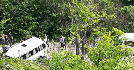 Məktəbliləri daşıyan mikroavtobus qəzaya uğradı: ölü və yaralılar var – Gürcüstanda