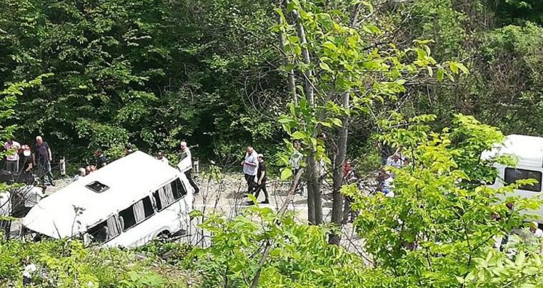 Məktəbliləri daşıyan mikroavtobus qəzaya uğradı: ölü və yaralılar var – Gürcüstanda