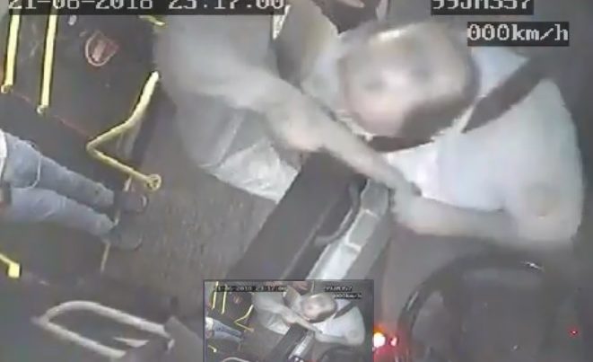 Bakıda avtobusda dəhşət – Polis sürücü ilə əlbəyaxa oldu – ŞOK VİDEO