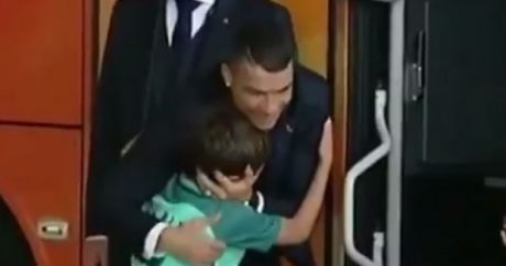 Ronaldodan onun üçün ağlayan uşağa jest – VİDEO