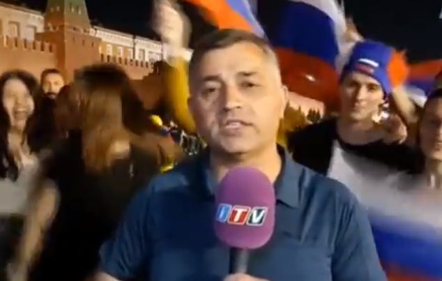 DÇ-2018: Rus qız canlı yayımda azərbaycanlı aparıcını öpdü – VİDEO
