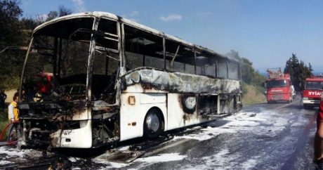 Türkiyəli zəvvarlar yol qəzasına düşdü – Avtobus yandı – Ölənlər var