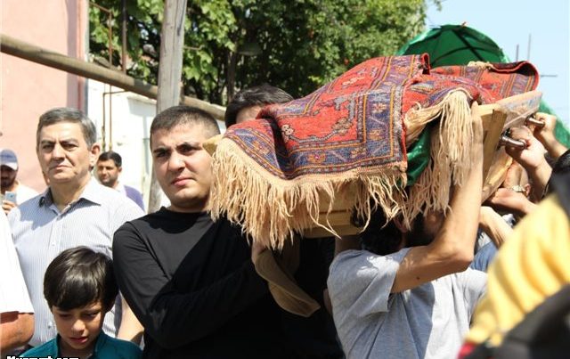 Mehman Hüseynov anası dəfn edildi – FOTO