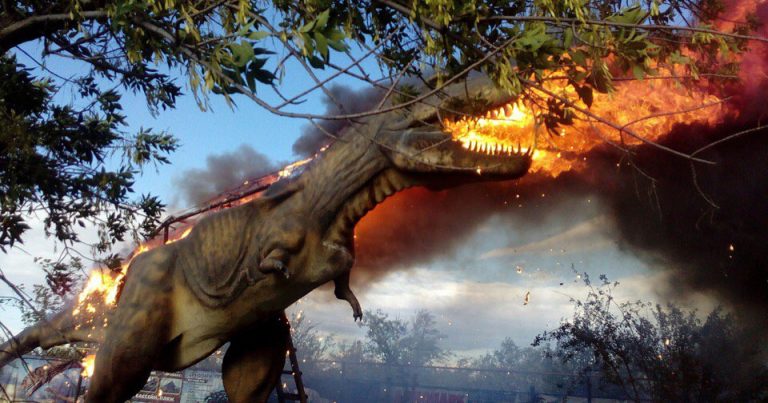 Əyləncə parkında dinozavr alışıb yandı – VİDEO