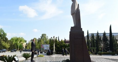 Prezident Heydər Əliyevin İsmayıllıdakı abidəsini ziyarət etdi