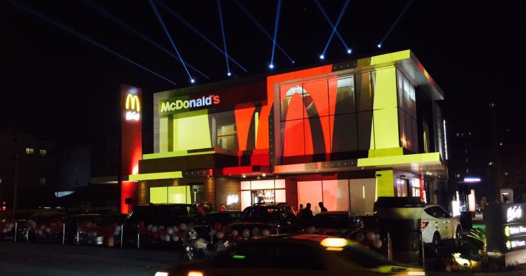 “McDonald’s” salatından zəhərlənənlərin sayı 500-ü keçdi