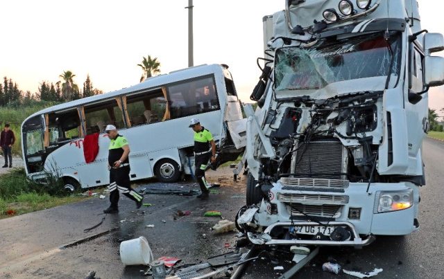 Turistləri aparan avtobus “TIR”la toqquşdu – Yaralılar var – VİDEO