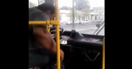 Bakıda avtobus sürücüsü sükan arxasında yatdı – VİDEO