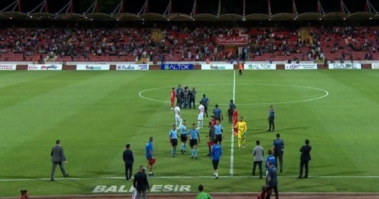 Türkiyə futbolunda insident: Meydana daxil olub, hakimi vurdu – FOTO