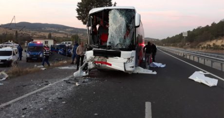Avtobus yük maşını ilə toqquşdu: 1 ölü, 25 yaralı