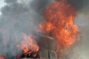 Yanacaq tankeri ilə yük avtomobili toqquşdu – 50 ölü, 100 yaralı
