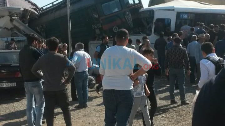Bakıdakı dəhşət: Avtobus qatar yoluna çıxdı – Azyaşlı öldü, 34 yaralı/VİDEO