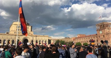 Ermənistan parlamentinin qarşısında aksiya – Deputatlar binadan çıxa bilmirlər