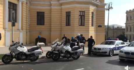 Bakıda yol polisinin halı pisləşdi: Xəstəxanaya aparıldı – VİDEO