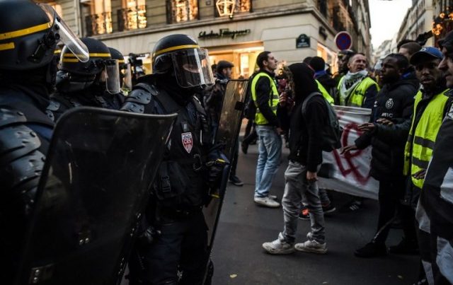 Fransada etiraz aksiyası, Makronun istefası tələbi – 7 polis yaralandı/FOTO