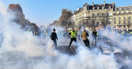 Fransada etiraz aksiyası – Polislər döyüldü