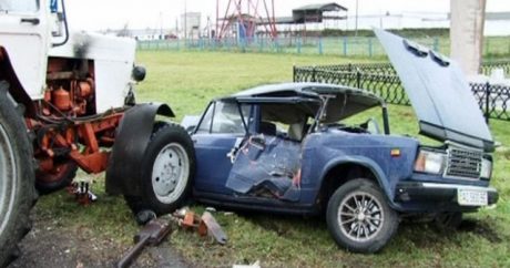 Şəkidə minik maşını traktorla toqquşdu: 3 nəfər yaralandı