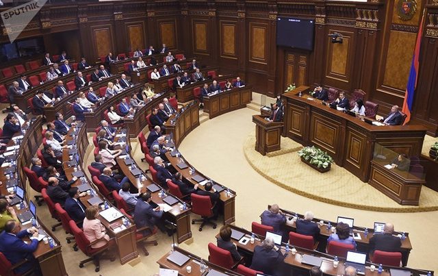 Ermənistan prezidenti parlamenti buraxdı
