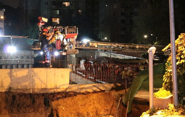 İstanbulda dəhşət: Yol çökdü – Torpaq altında qalanlar var – FOTO/VİDEO