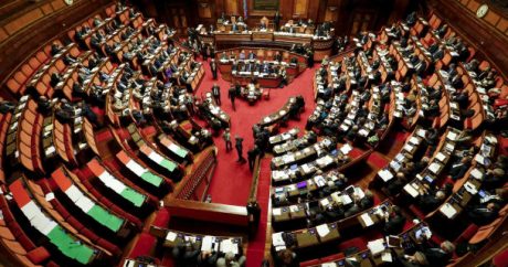 Italiya parlamentində skandal: Deputatlar sevişdi