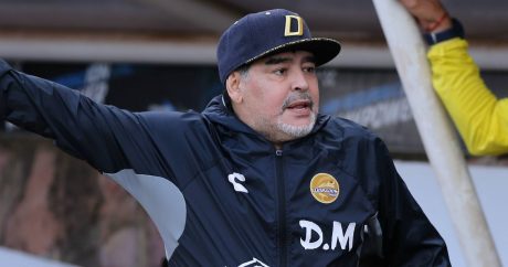 Maradona azarkeşlərə hücum çəkdi – VİDEO