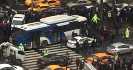 Ankarada dəhşət: Avtobus səkidə dayanan piyadaları əzdi – VİDEO