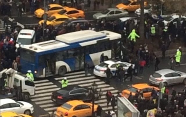 Ankarada dəhşət: Avtobus səkidə dayanan piyadaları əzdi – VİDEO