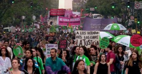 Argentinada etirazlar: qadınlar cəsəd torbalarına bürünüb özlərini asdı – FOTO/VİDEO
