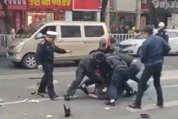 Çində qanlı oğurluq: qaçırdığı avtobusla piyadaları əzdi – ANBAAN VIDEO