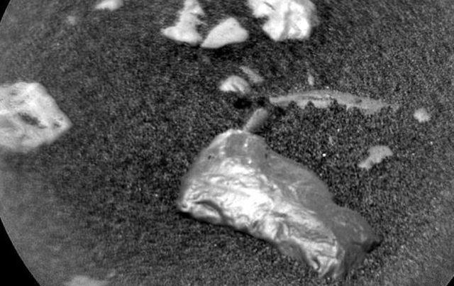 NASA Marsın səthində yad cisim aşkarladı: Nə olduğunu alimlər də bilmir – VİDEO