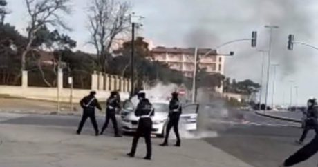 Bakıda polis maşını yandı – VİDEO