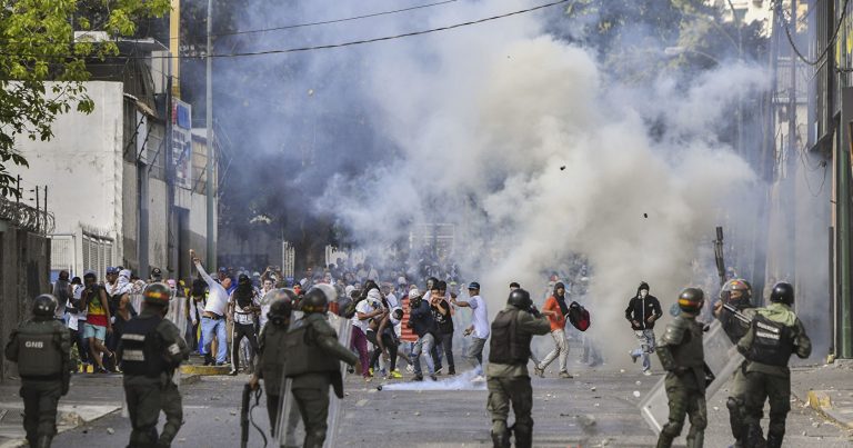 Venesuelada etirazlar davam edir: 29 nəfər öldürüldü