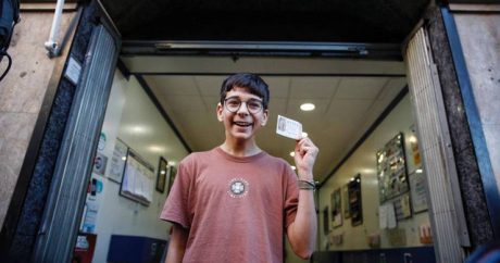 İspaniyada 15 yaşlı oğlan lotereyeda 200 min avro uddu – VİDEO