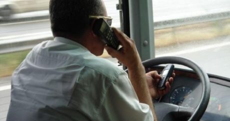 Sükan arxasında telefonla danışan avtobus sürücüsü cəzalandırıldı – FOTO