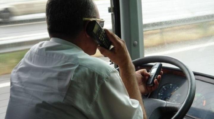 Sükan arxasında telefonla danışan avtobus sürücüsü cəzalandırıldı – FOTO