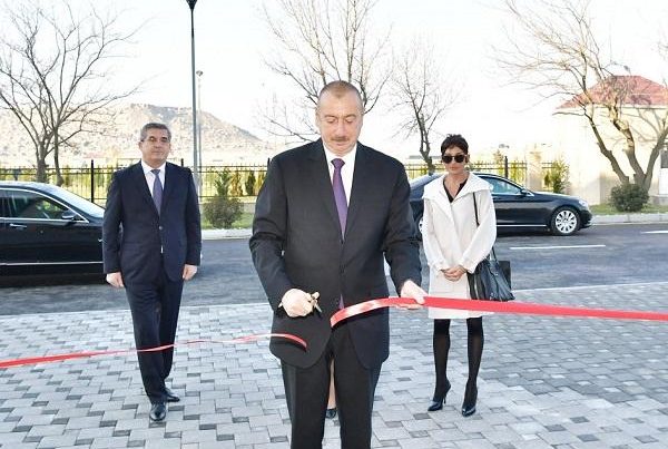 İlham Əliyev və xanımı yeni xəstəxananın açılışında – FOTO
