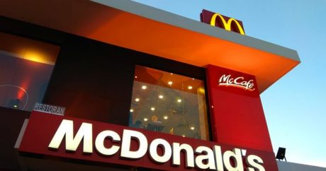 Bakıda gənc oğlan “McDonald’s”ın binasında intihar etmək istədi – VİDEO