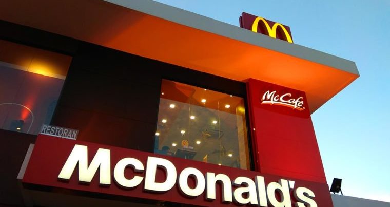 Bakıda “McDonald’s”ın binasında intihar etmək istəyən gənc xilas edildi – VİDEO/YENİLƏNİB