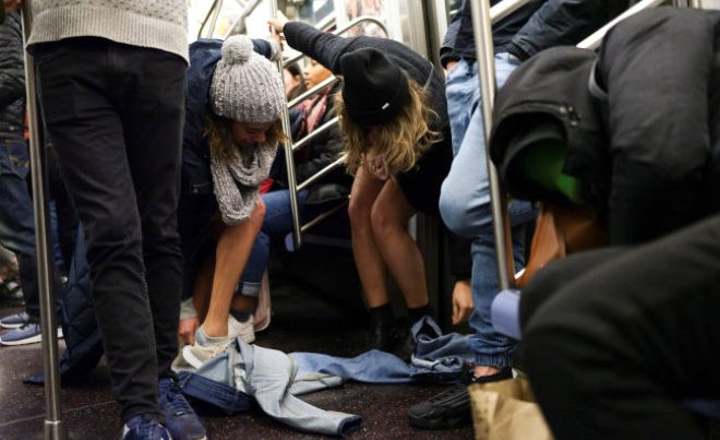 Metroda bir anda soyunmağa başladılar – Sərnişinlər şok oldu – FOTO