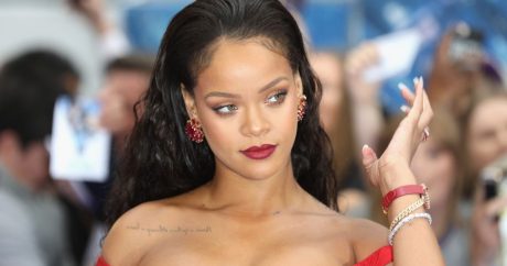 Rihanna atasını məhkəməyə verdi – Soyadına görə