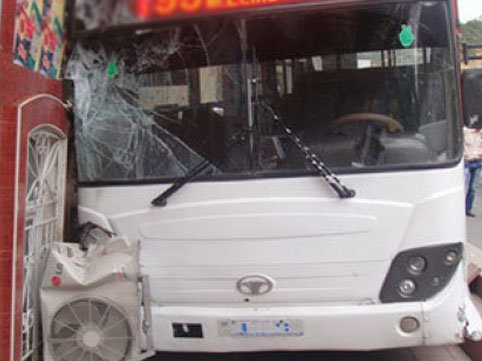 Bakıda ağır qəza – Sərnişin avtobusu mikroavtobusla toqquşdu