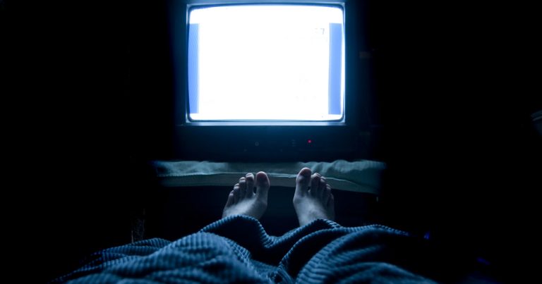 Televizor olan otaqda yatmaq… – BEYNİ ÖLDÜRÜR